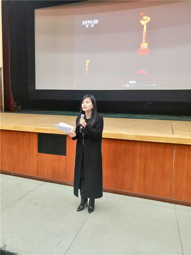 7、学生处杨莉丽老师组织高职学生观看《感动中国》教育片
