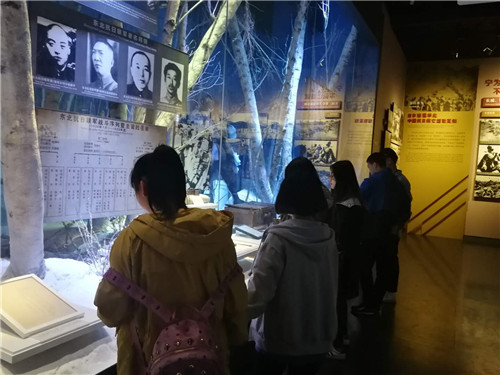 2.学生们参观东北抗战历史遗物